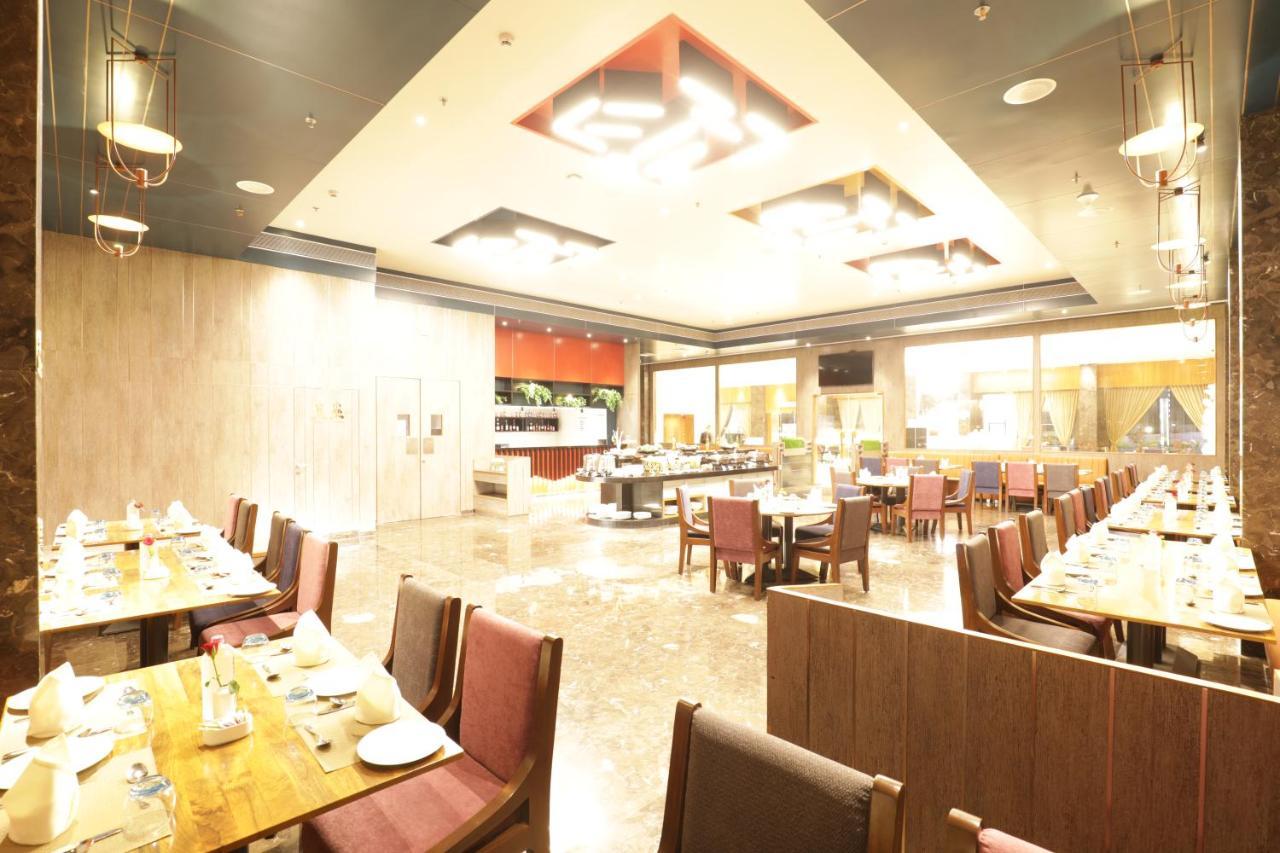 Tara Suns Hotel Vadodara Bagian luar foto