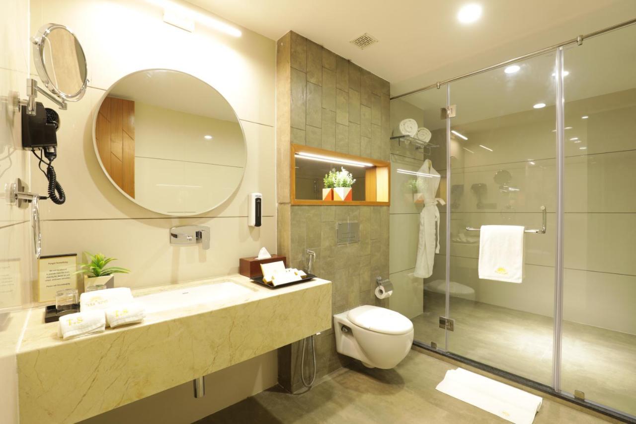 Tara Suns Hotel Vadodara Bagian luar foto