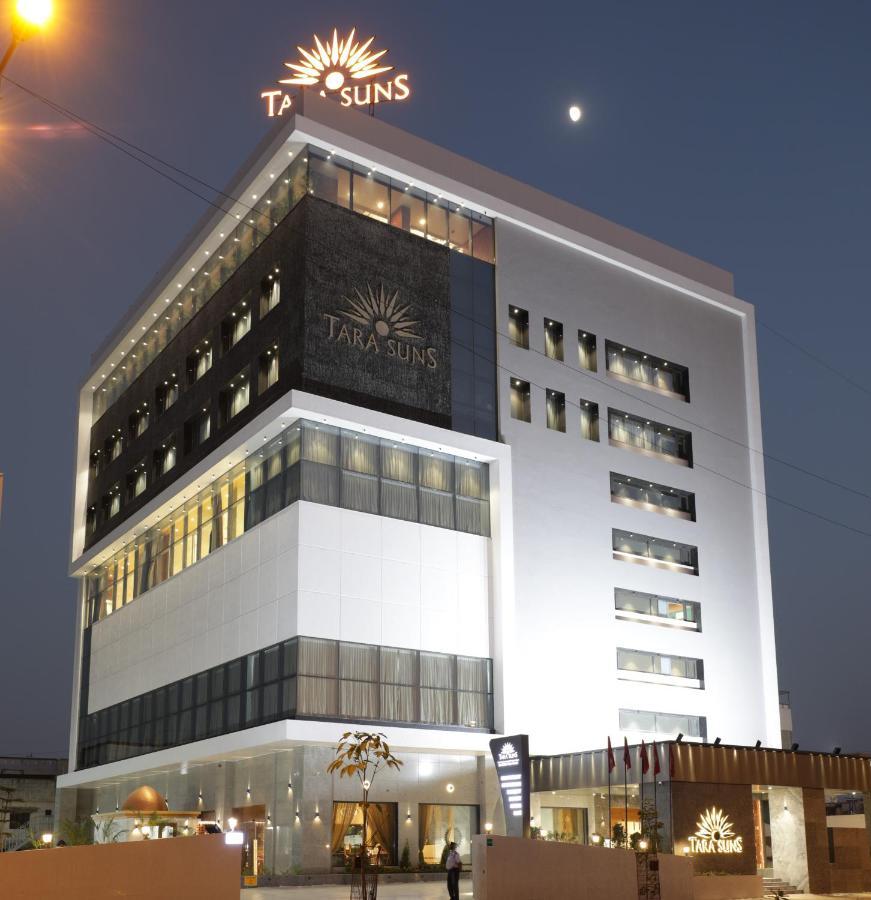 Tara Suns Hotel Vadodara Bagian luar foto