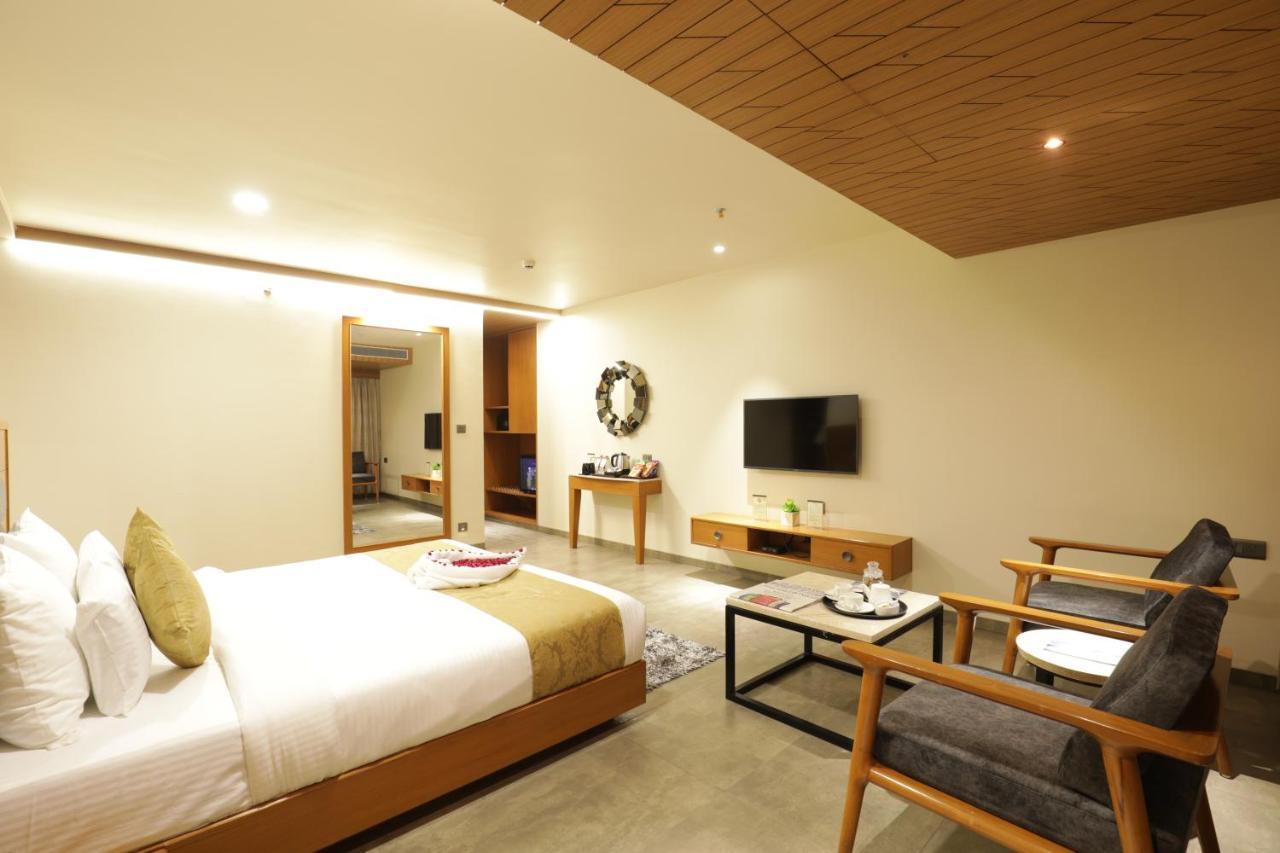 Tara Suns Hotel Vadodara Bagian luar foto