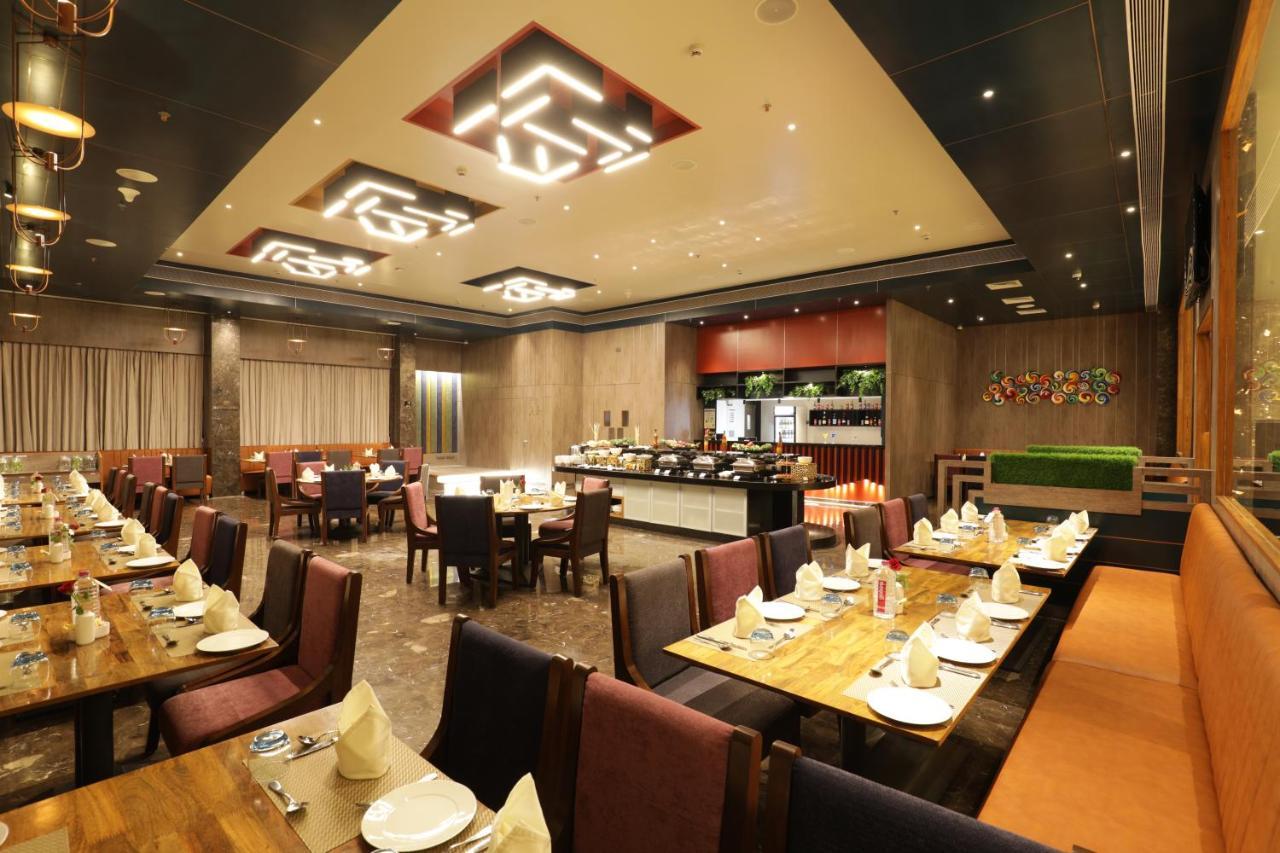 Tara Suns Hotel Vadodara Bagian luar foto