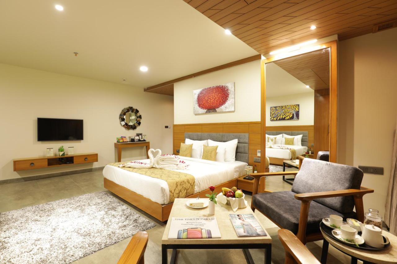 Tara Suns Hotel Vadodara Bagian luar foto