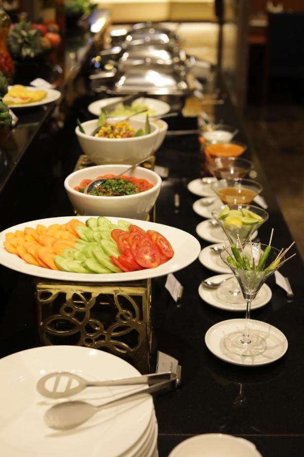 Tara Suns Hotel Vadodara Bagian luar foto