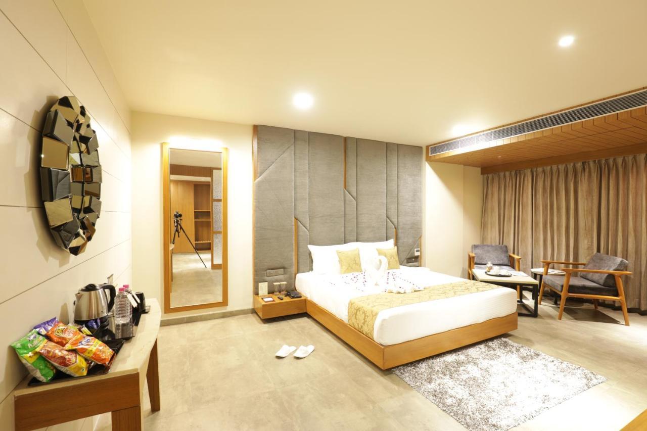 Tara Suns Hotel Vadodara Bagian luar foto