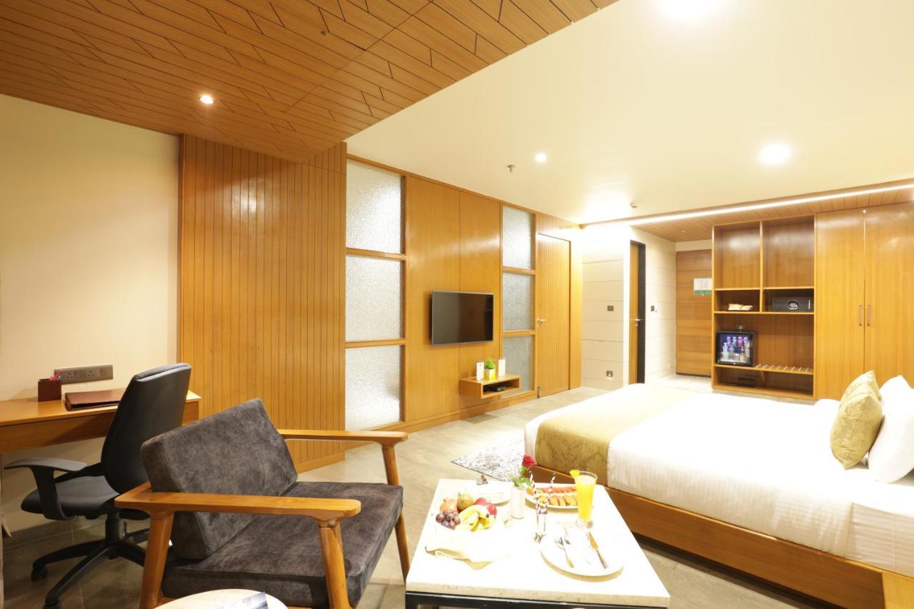 Tara Suns Hotel Vadodara Bagian luar foto