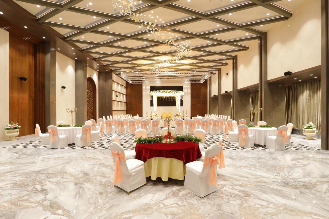 Tara Suns Hotel Vadodara Bagian luar foto