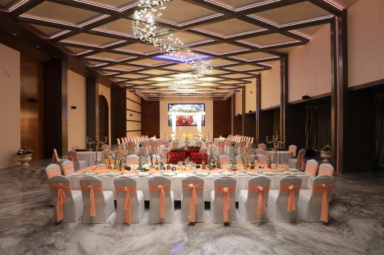 Tara Suns Hotel Vadodara Bagian luar foto