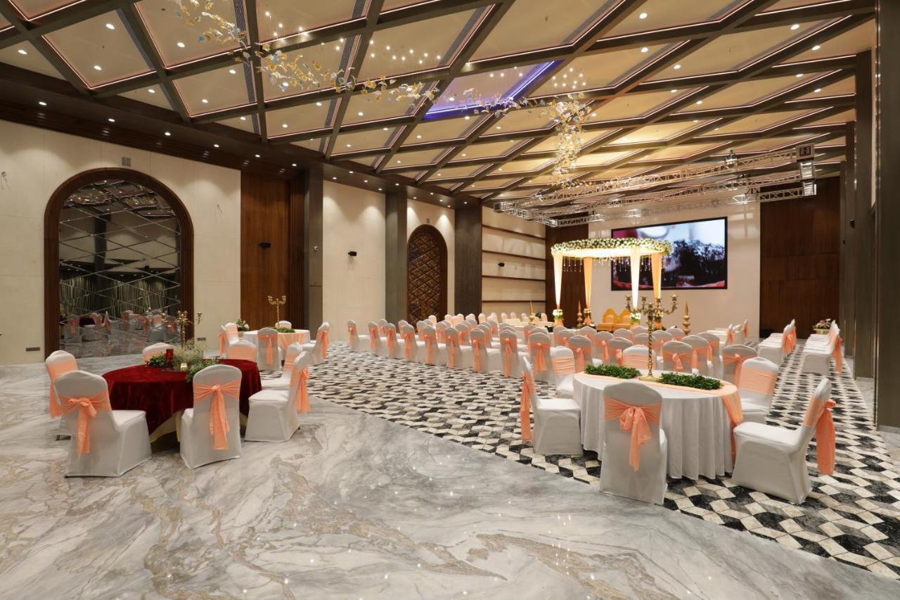 Tara Suns Hotel Vadodara Bagian luar foto