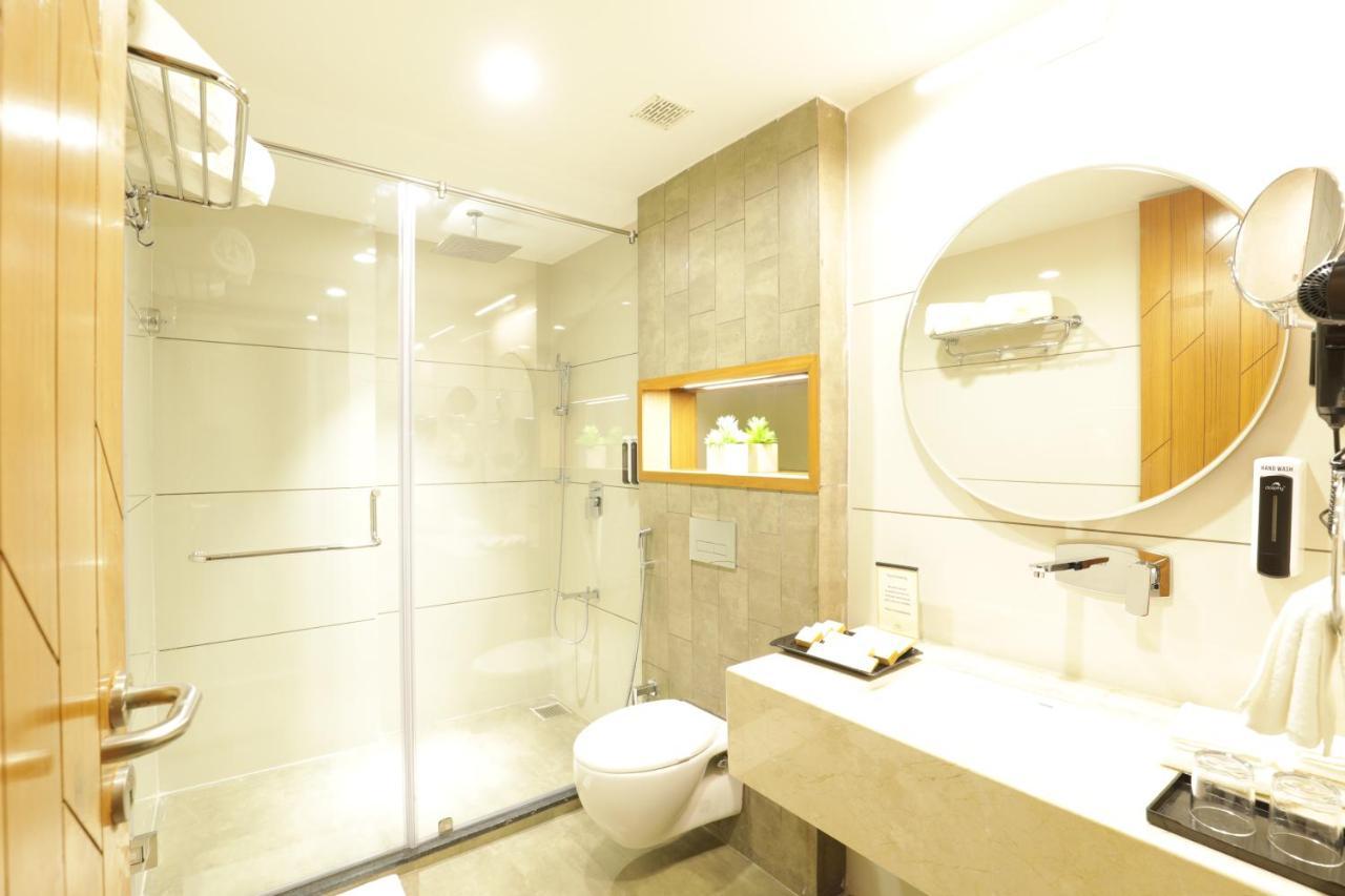 Tara Suns Hotel Vadodara Bagian luar foto