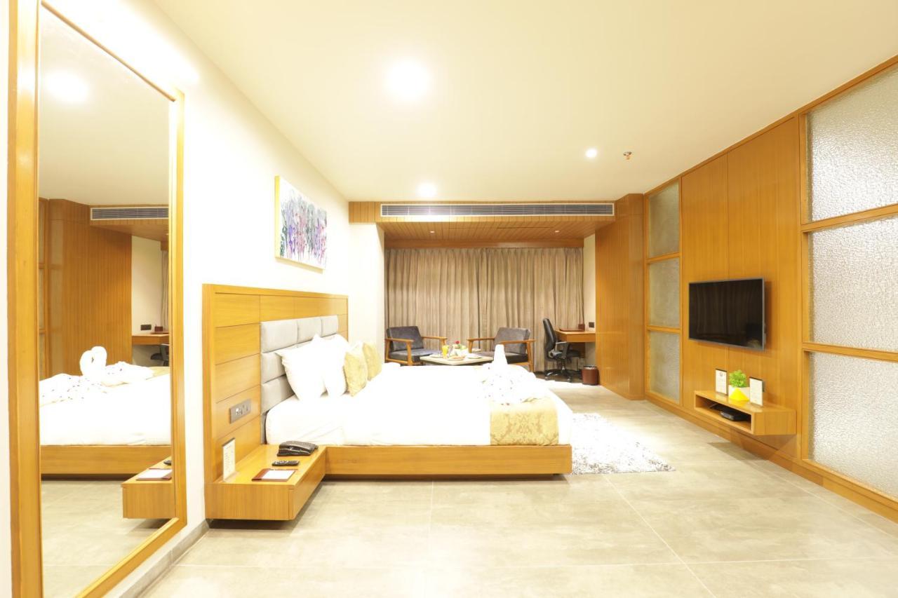 Tara Suns Hotel Vadodara Bagian luar foto