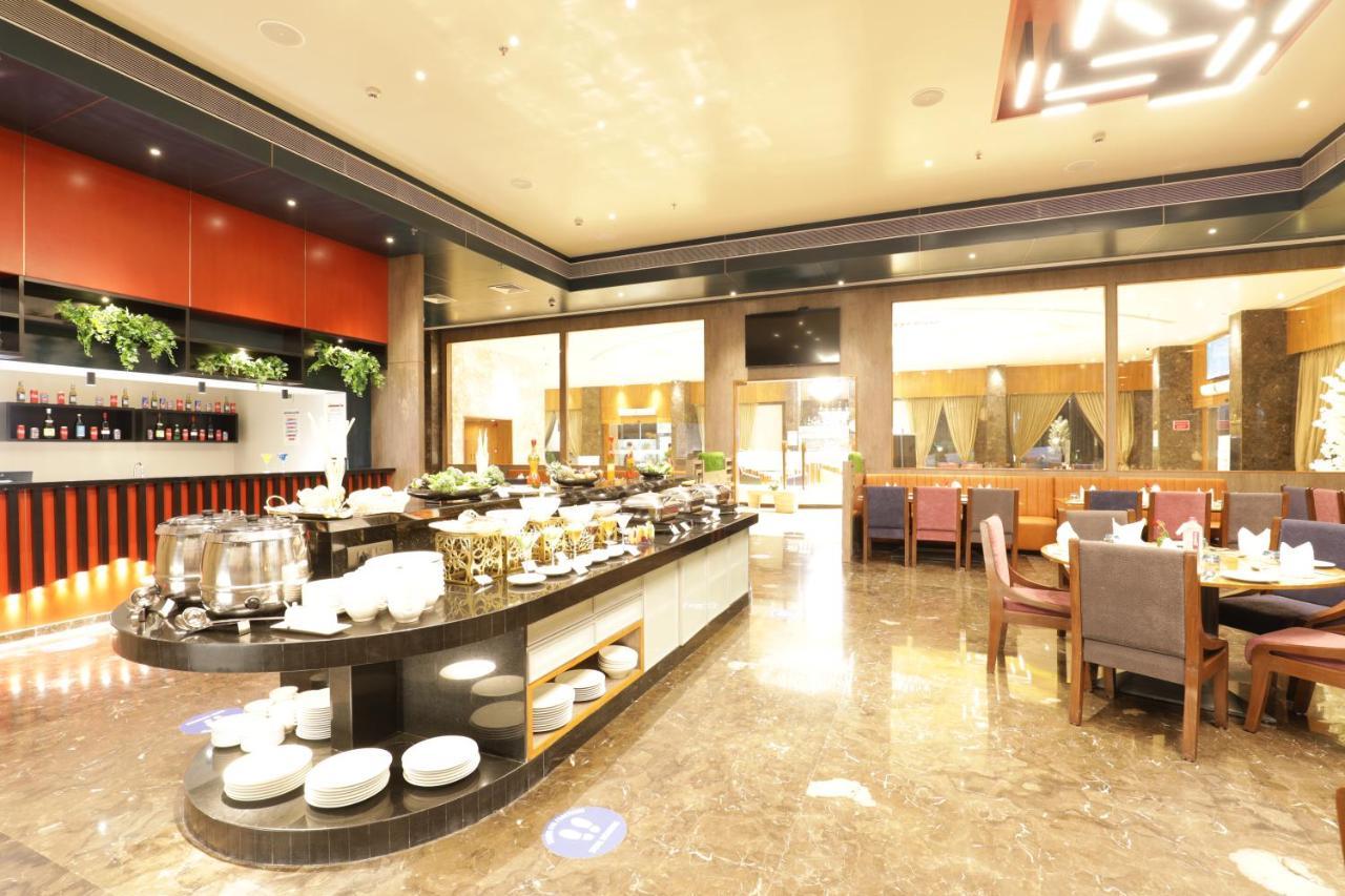 Tara Suns Hotel Vadodara Bagian luar foto