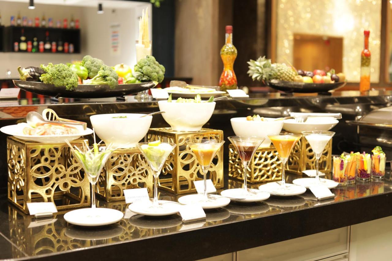 Tara Suns Hotel Vadodara Bagian luar foto