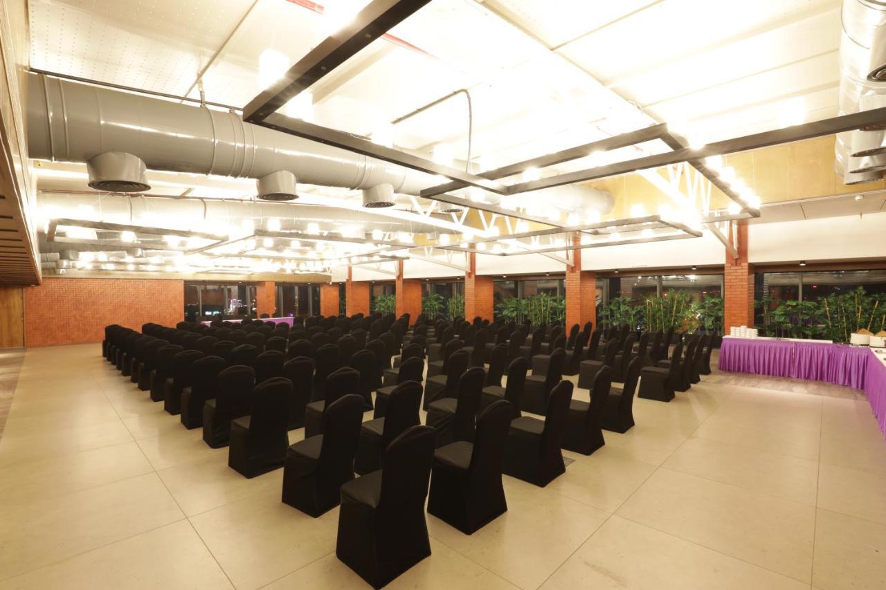Tara Suns Hotel Vadodara Bagian luar foto