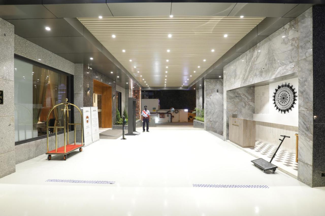Tara Suns Hotel Vadodara Bagian luar foto