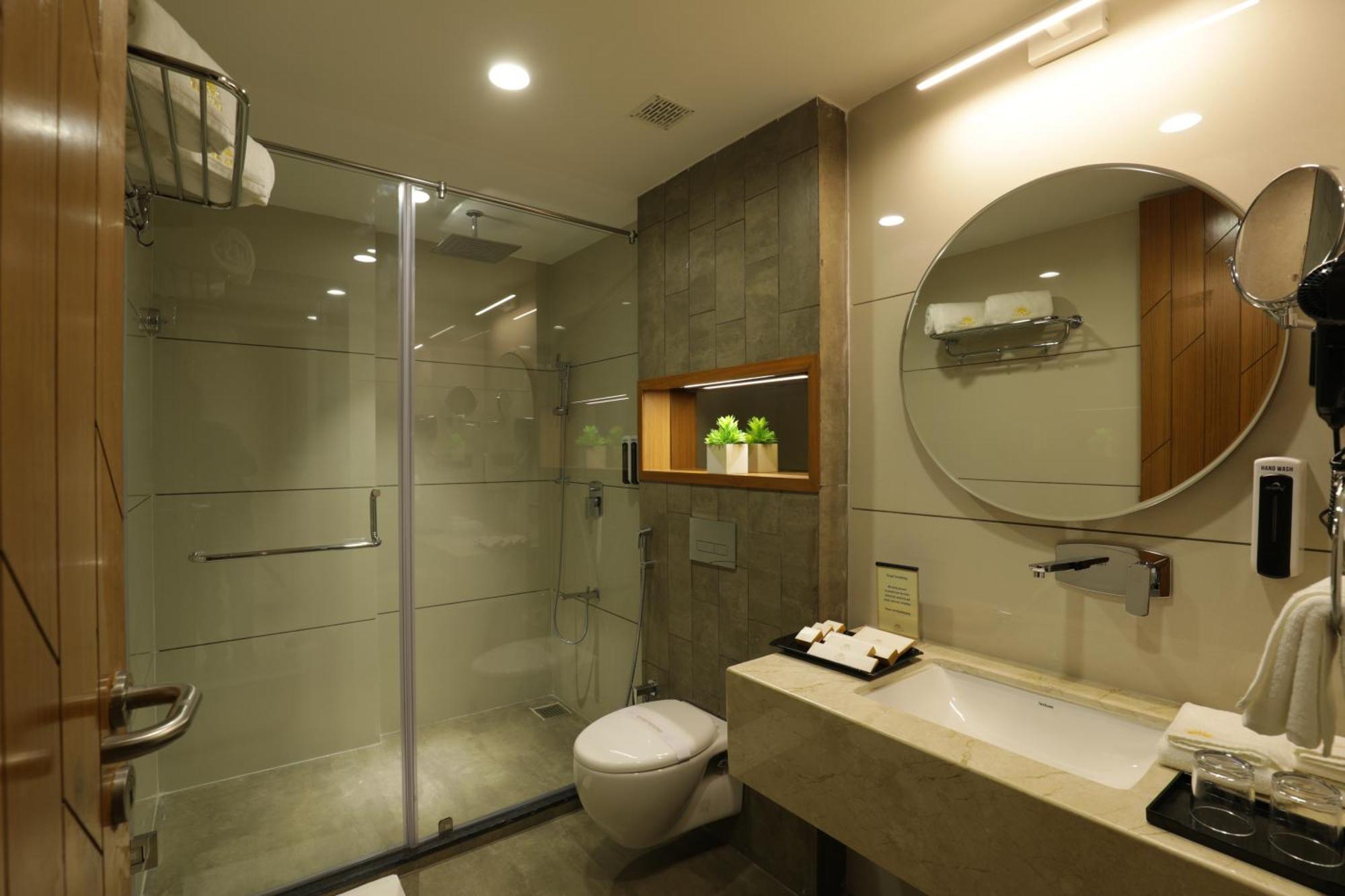 Tara Suns Hotel Vadodara Bagian luar foto