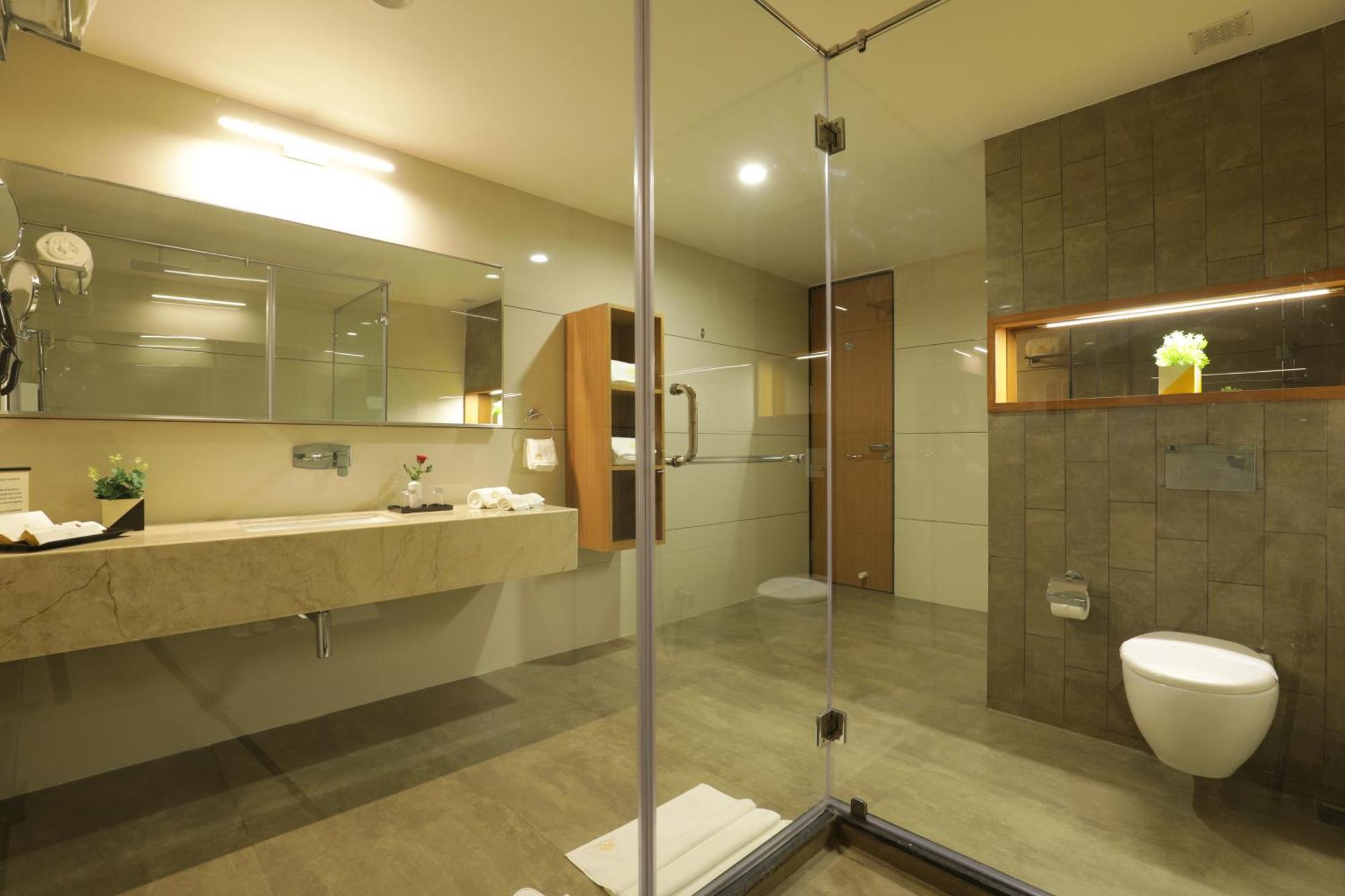 Tara Suns Hotel Vadodara Bagian luar foto