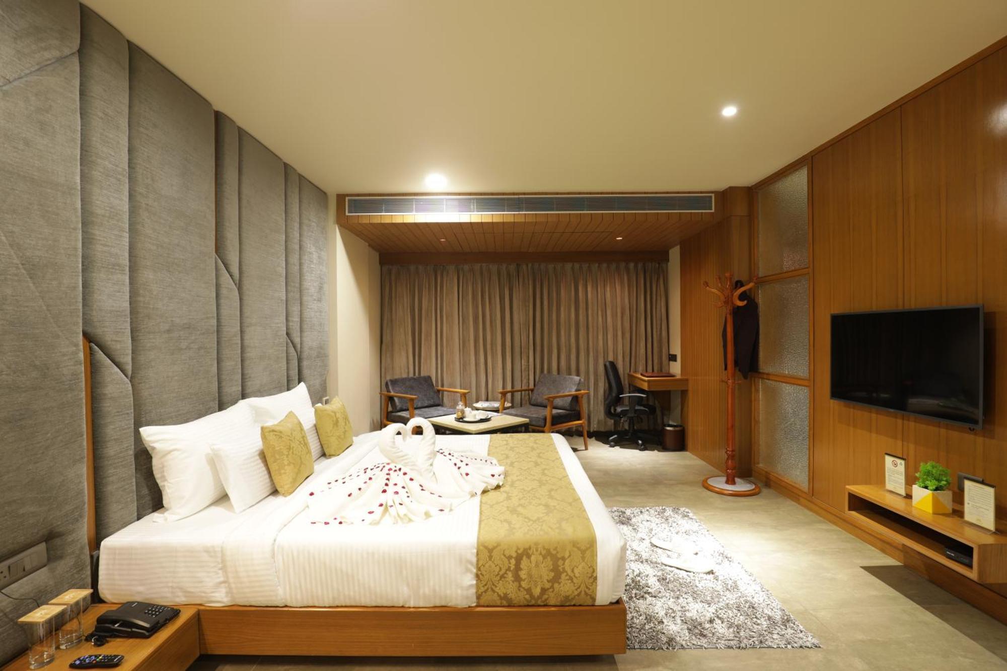 Tara Suns Hotel Vadodara Bagian luar foto