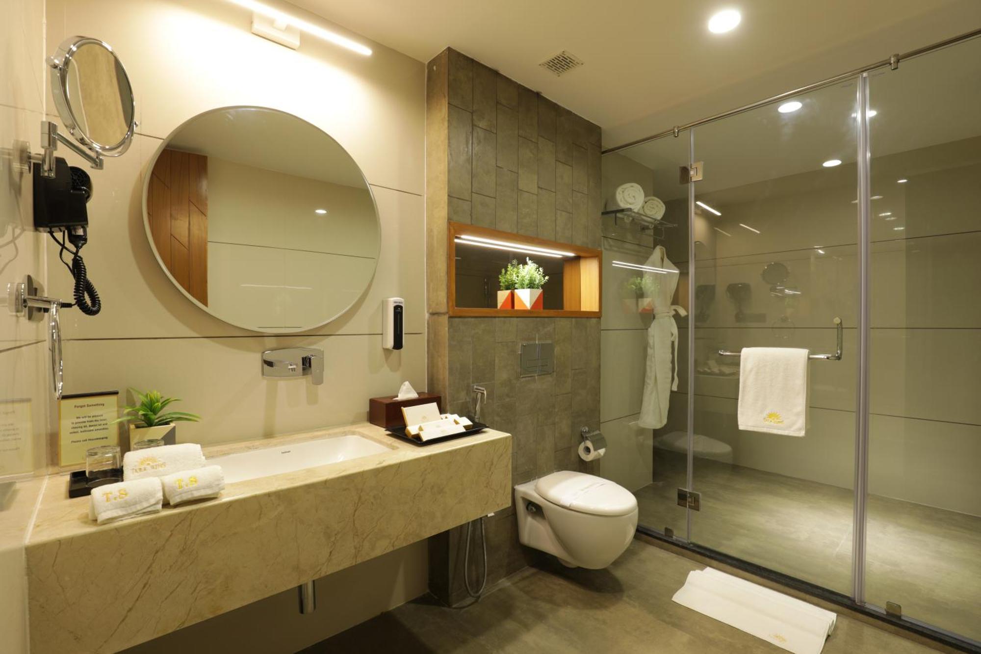 Tara Suns Hotel Vadodara Bagian luar foto