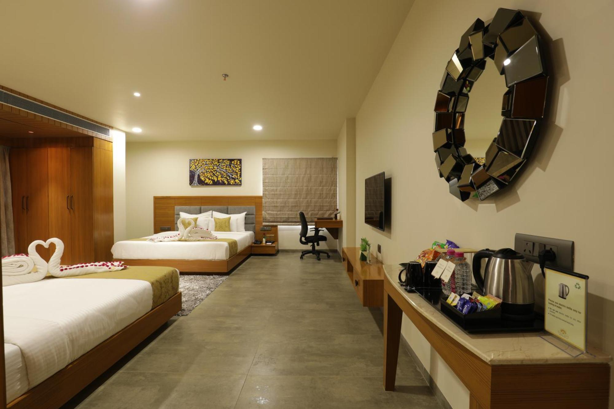Tara Suns Hotel Vadodara Bagian luar foto