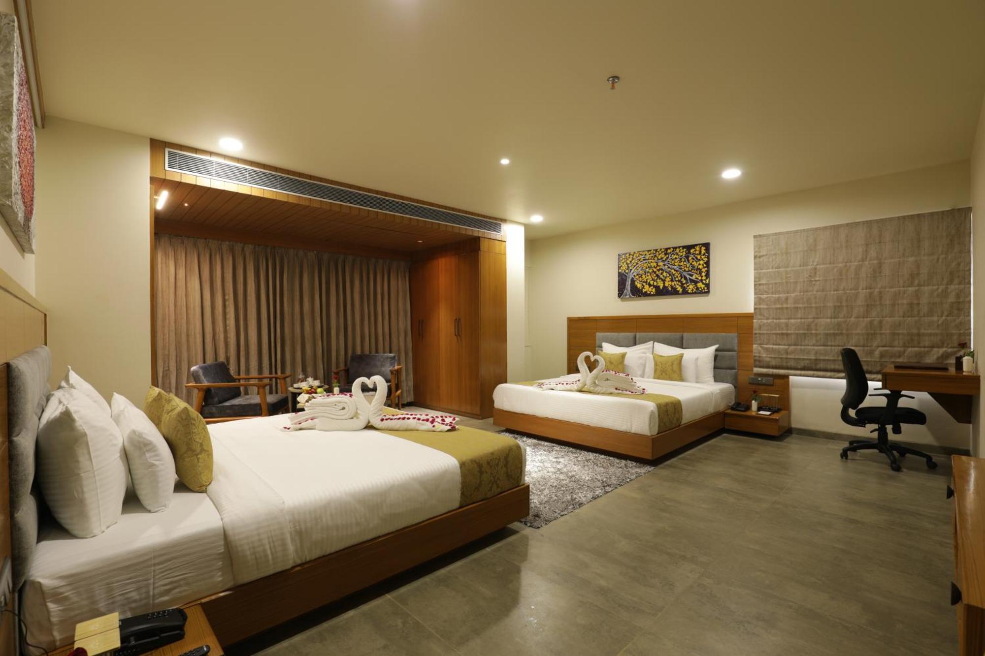 Tara Suns Hotel Vadodara Bagian luar foto